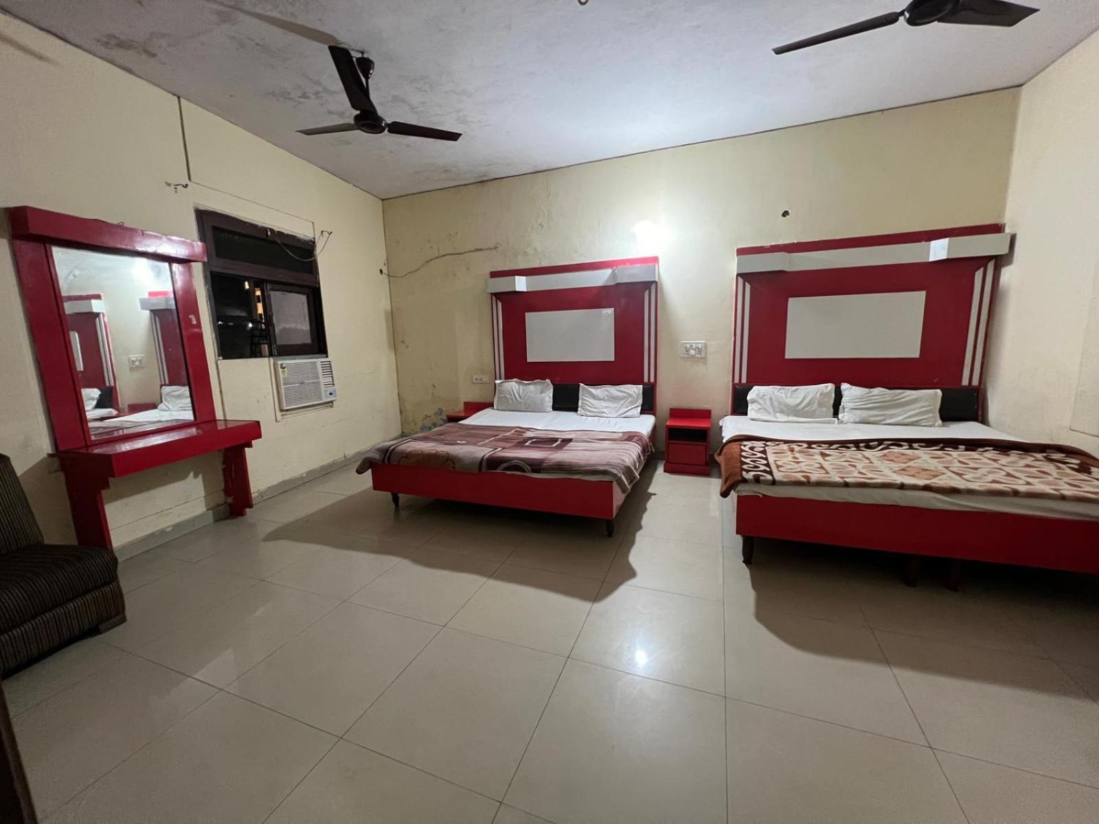 Hotel Skylark Amritsar Esterno foto